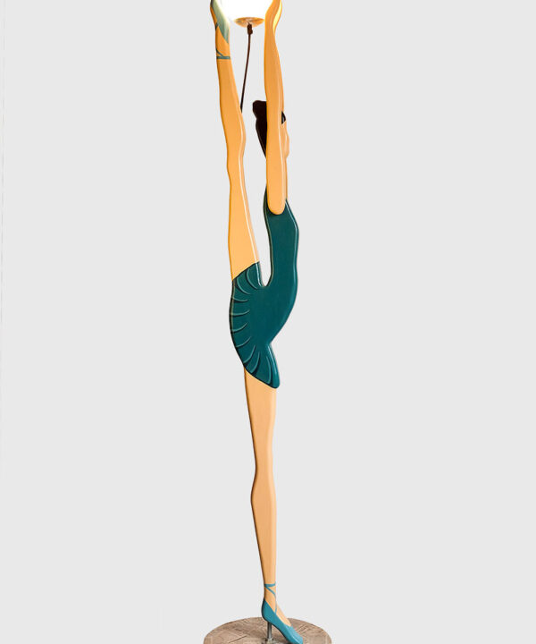 Skitso gulvlampe inspireret af en elegant ballerina i grønt, der holder en lysende globe. Standerlampe til stuen eller lampe til gang med et slankt og stilfuldt design. En eksklusiv lampe lavet af miljøvenlige materialer, perfekt som vintage gulvlampe eller lampe til soveværelset. Bringer unik belysning og kunstnerisk elegance til enhver boligindretning.