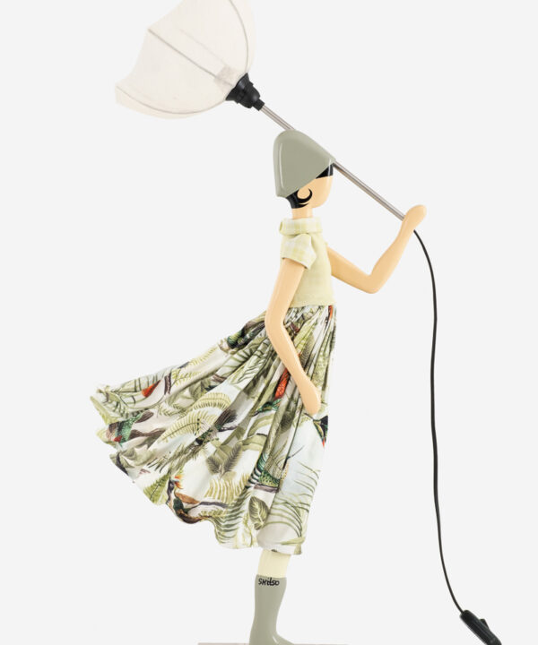 Unik bordlampe med håndlavet design, klædt i tropisk-inspireret stofkjole og elegant paraplyskærm. Perfekt som en moderne og kunstnerisk belysningsløsning til hjemmet.