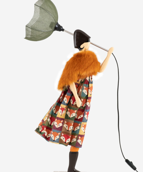 Skitso Mariyio håndlavet bordlampe med mønstret stof og pelskrave, designet til et stilfuldt og bæredygtigt shabby chic interiør